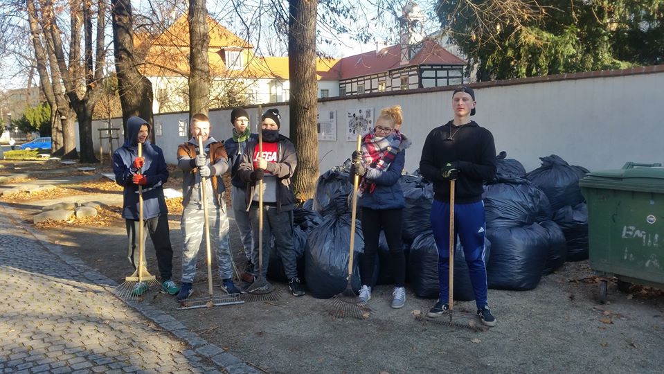 You are currently viewing Pomoc w sprzątaniu placu wokół Kościoła Pokoju w Świdnicy