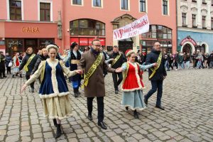 XVII Polonez maturzystów na świdnickim rynku